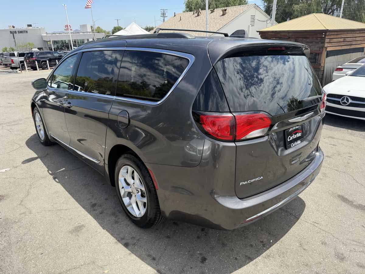 Used 2017 Chrysler Pacifica Touring-L w/ Tire & Wheel Group FWD image 4