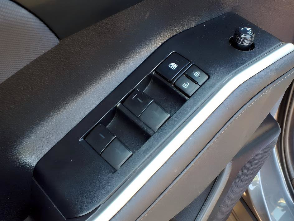 Used 2023 Toyota Highlander LE AWD/4WD image 18