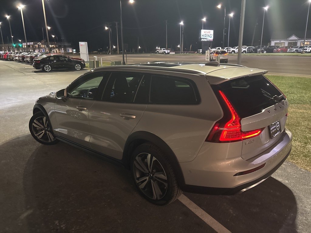 Certified 2025 Volvo V60 B5 Cross Country Plus image 4