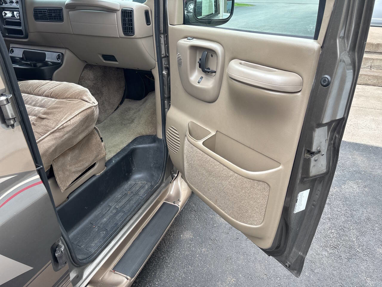 Used 2001 Chevrolet Express 1500 RWD image 19