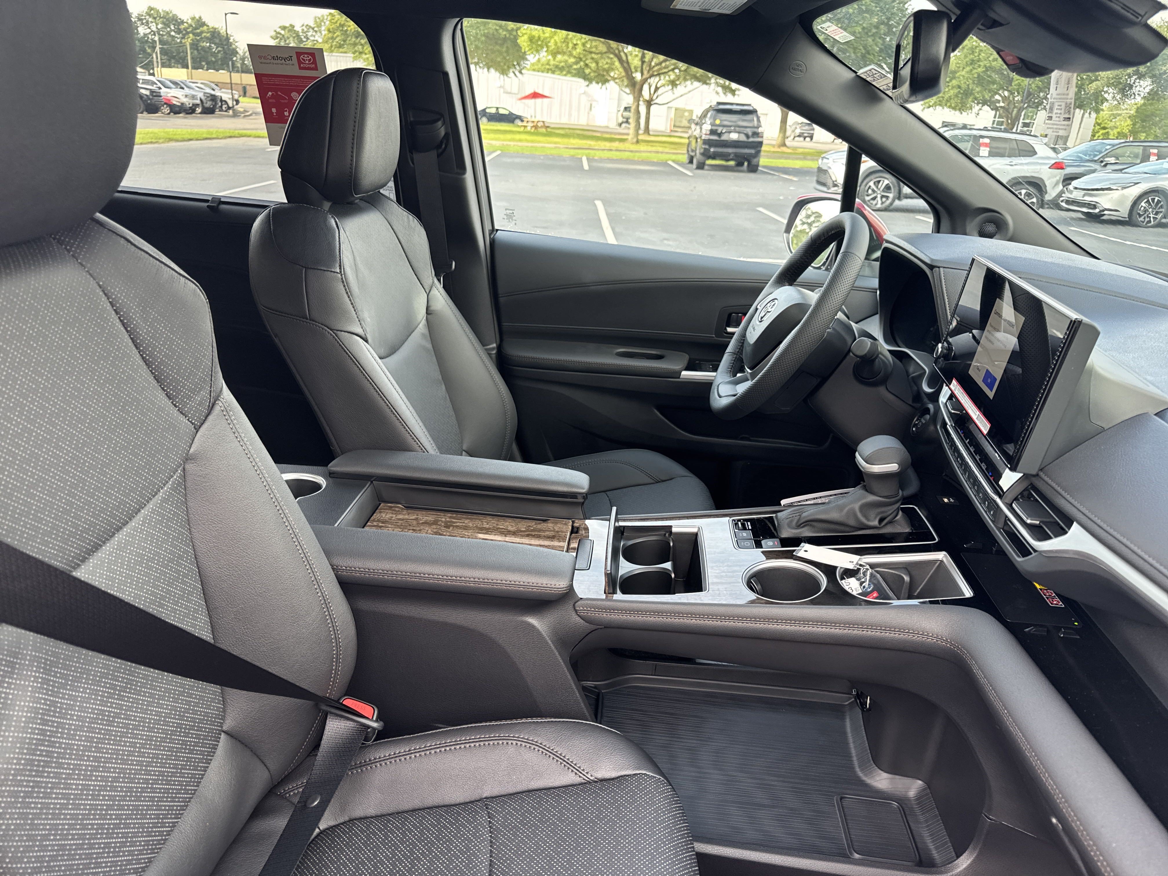 New 2025 Toyota Sienna Platinum FWD image 37