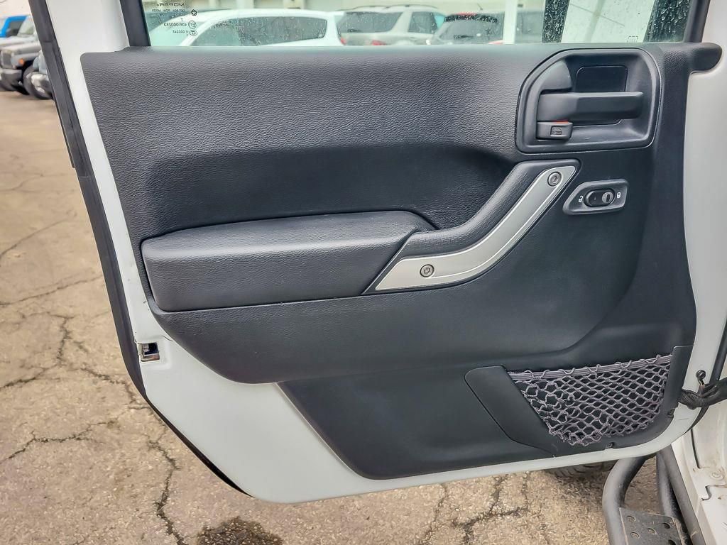 Used 2017 Jeep Wrangler Unlimited Sahara w/ Connectivity Group image 18