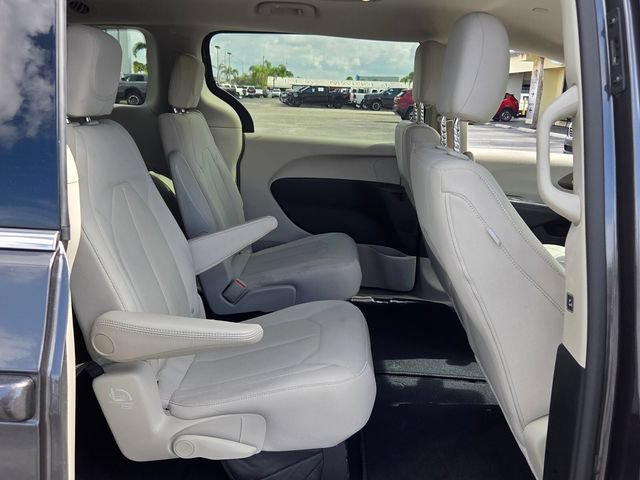Used 2017 Chrysler Pacifica Touring FWD image 16