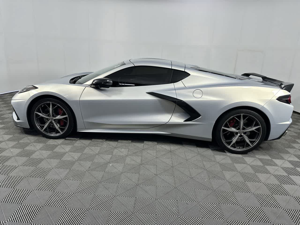 Used 2021 Chevrolet Corvette Stingray Premium Cpe w/ Z51 Performance Package RWD image 17