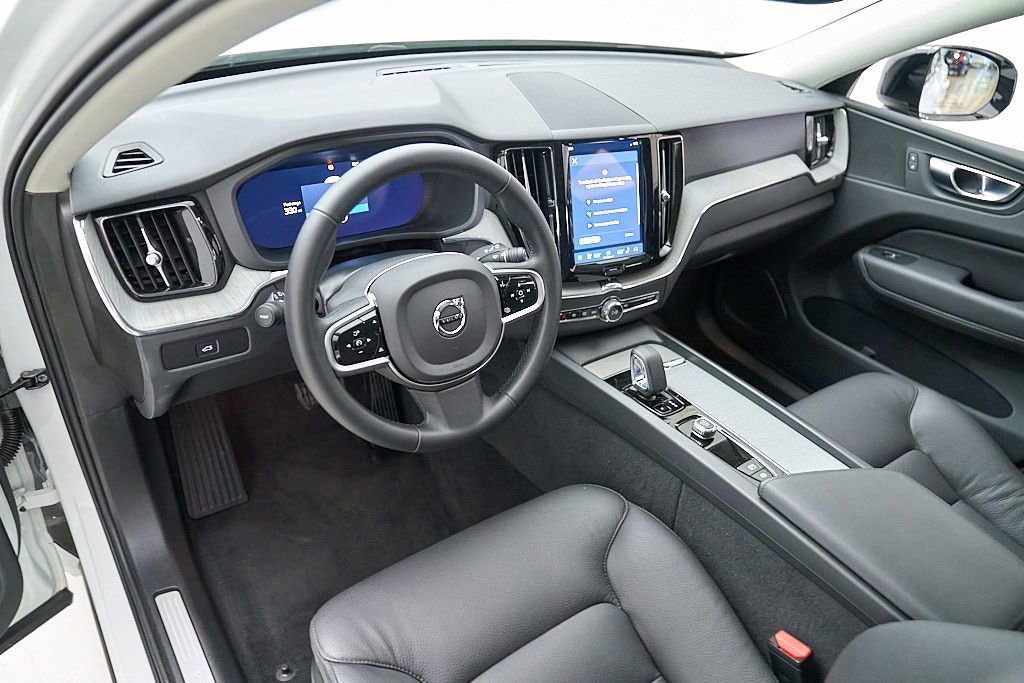 Certified 2025 Volvo XC60 B5 Plus AWD/4WD image 12