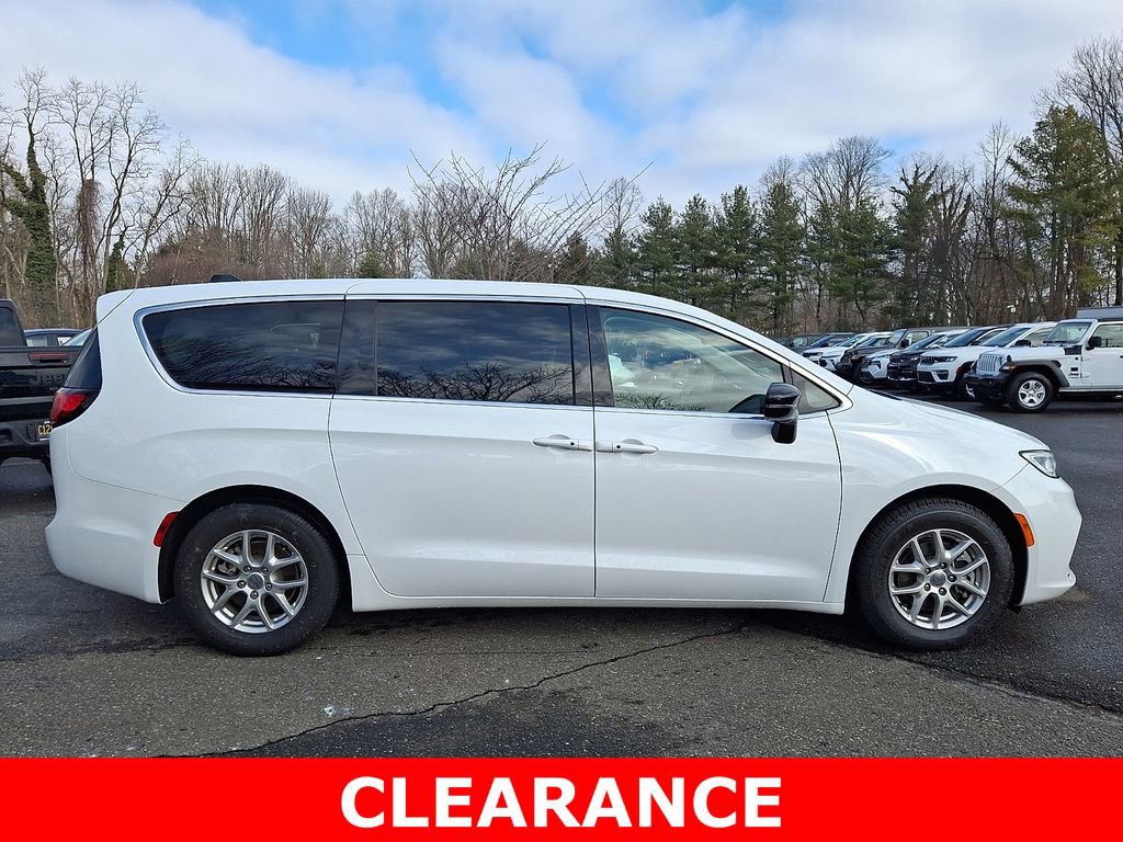 Used 2024 Chrysler Pacifica Touring-L image 7