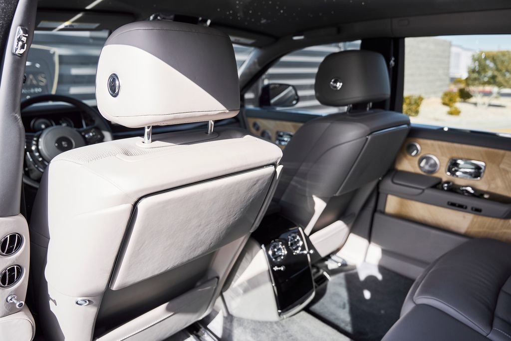 Used 2025 Rolls-Royce Phantom Sedan RWD image 45