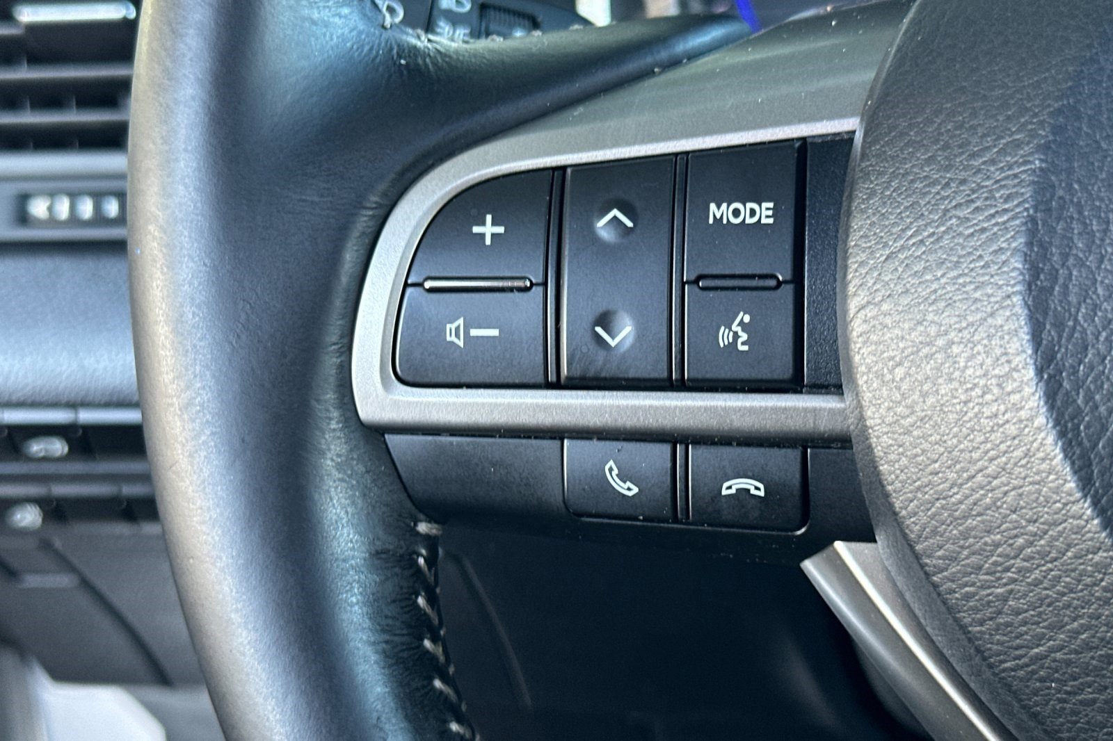 Used 2018 Lexus RX 450hL Premium w/ Premium Package image 32