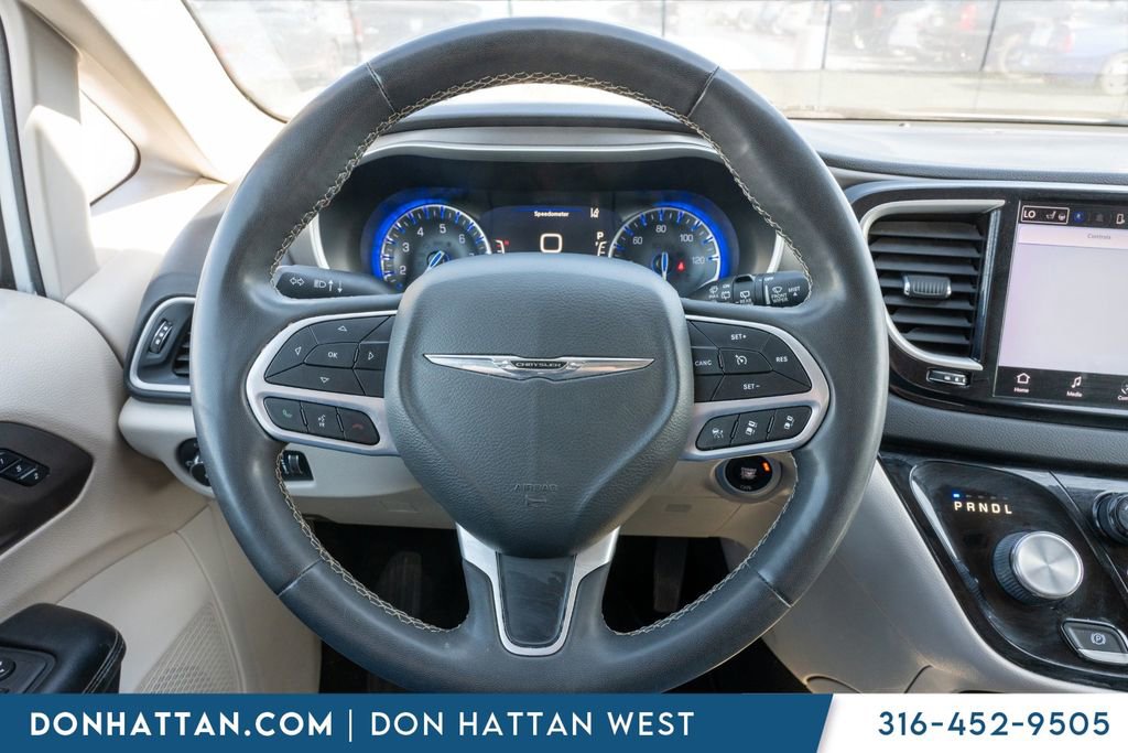 Used 2022 Chrysler Pacifica Touring-L image 6