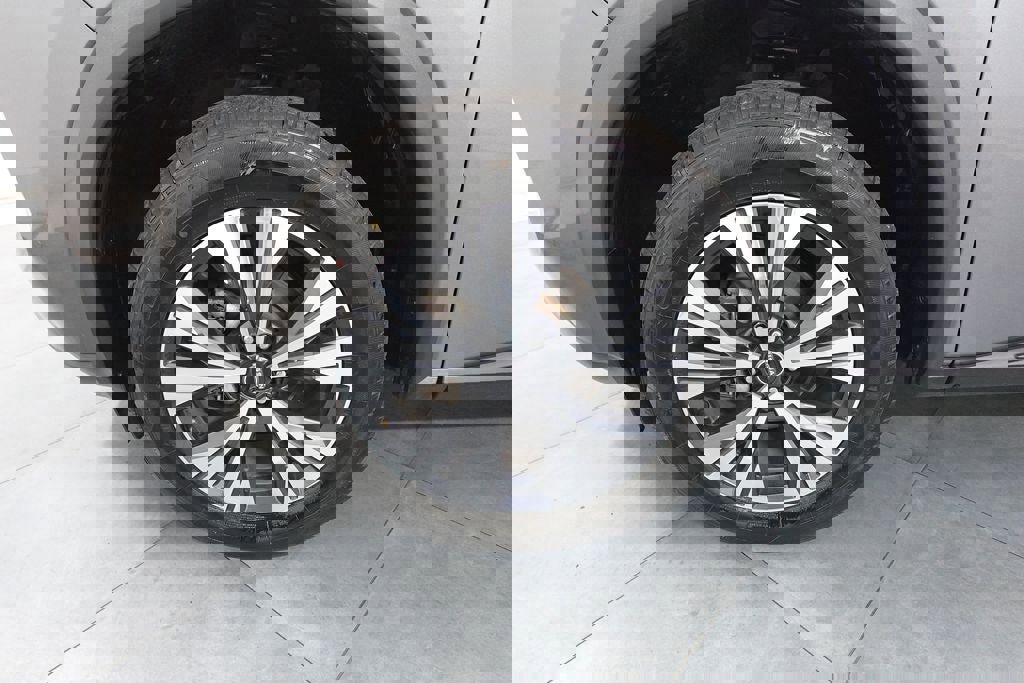 Used 2023 Nissan Rogue SV image 28