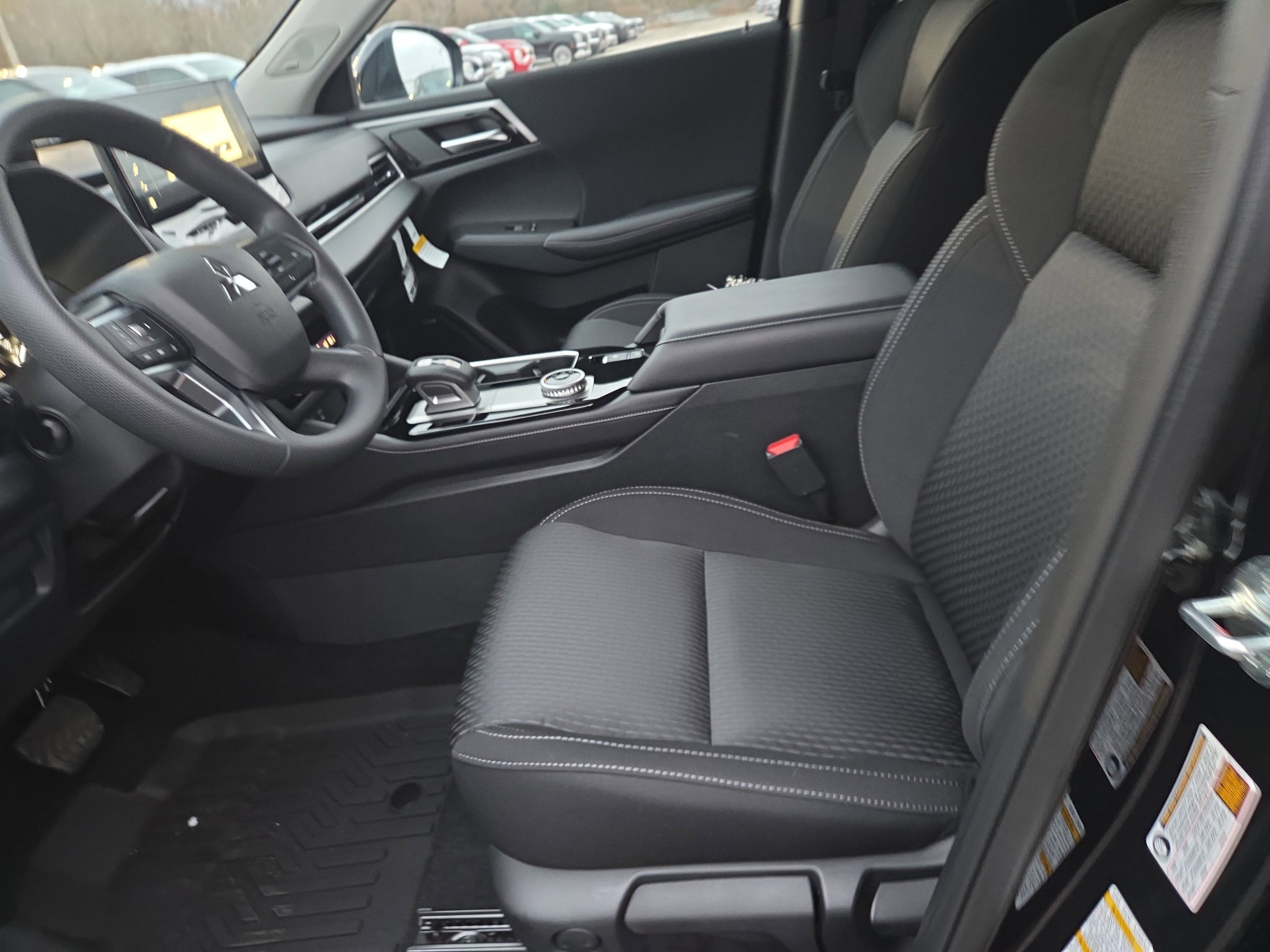 New 2025 Mitsubishi Outlander ES image 4