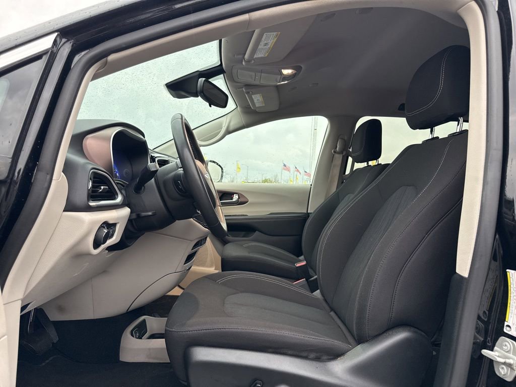 Used 2024 Chrysler Voyager LX image 13