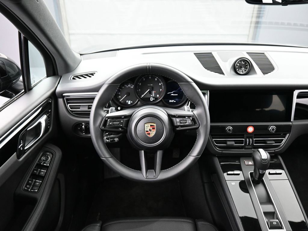 Certified 2025 Porsche Macan image 18