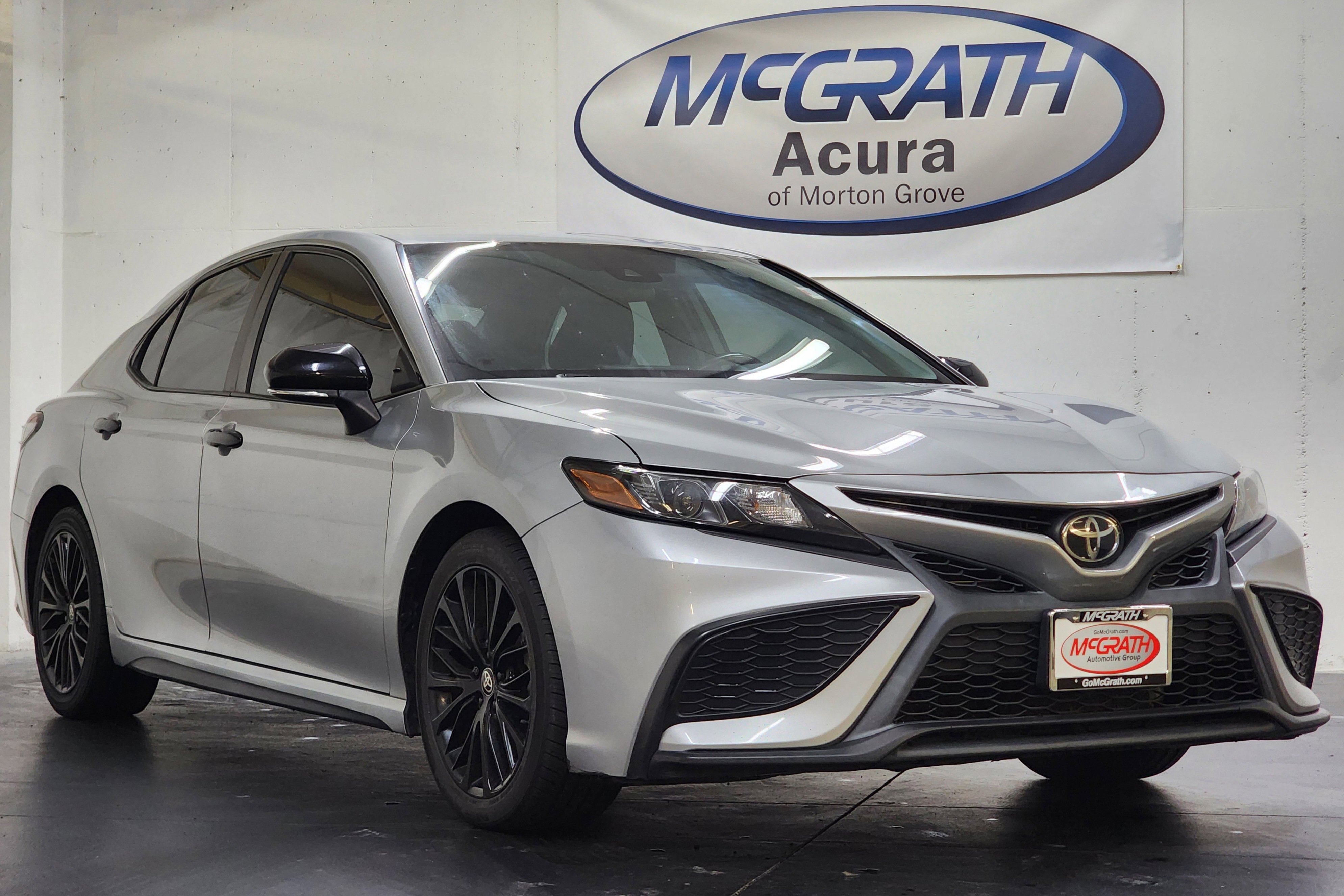 Used 2022 Toyota Camry SE image 2