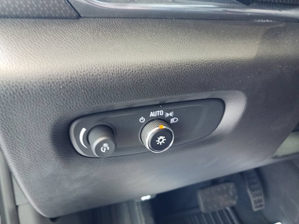 Used 2022 Chevrolet Traverse Premier FWD image 36