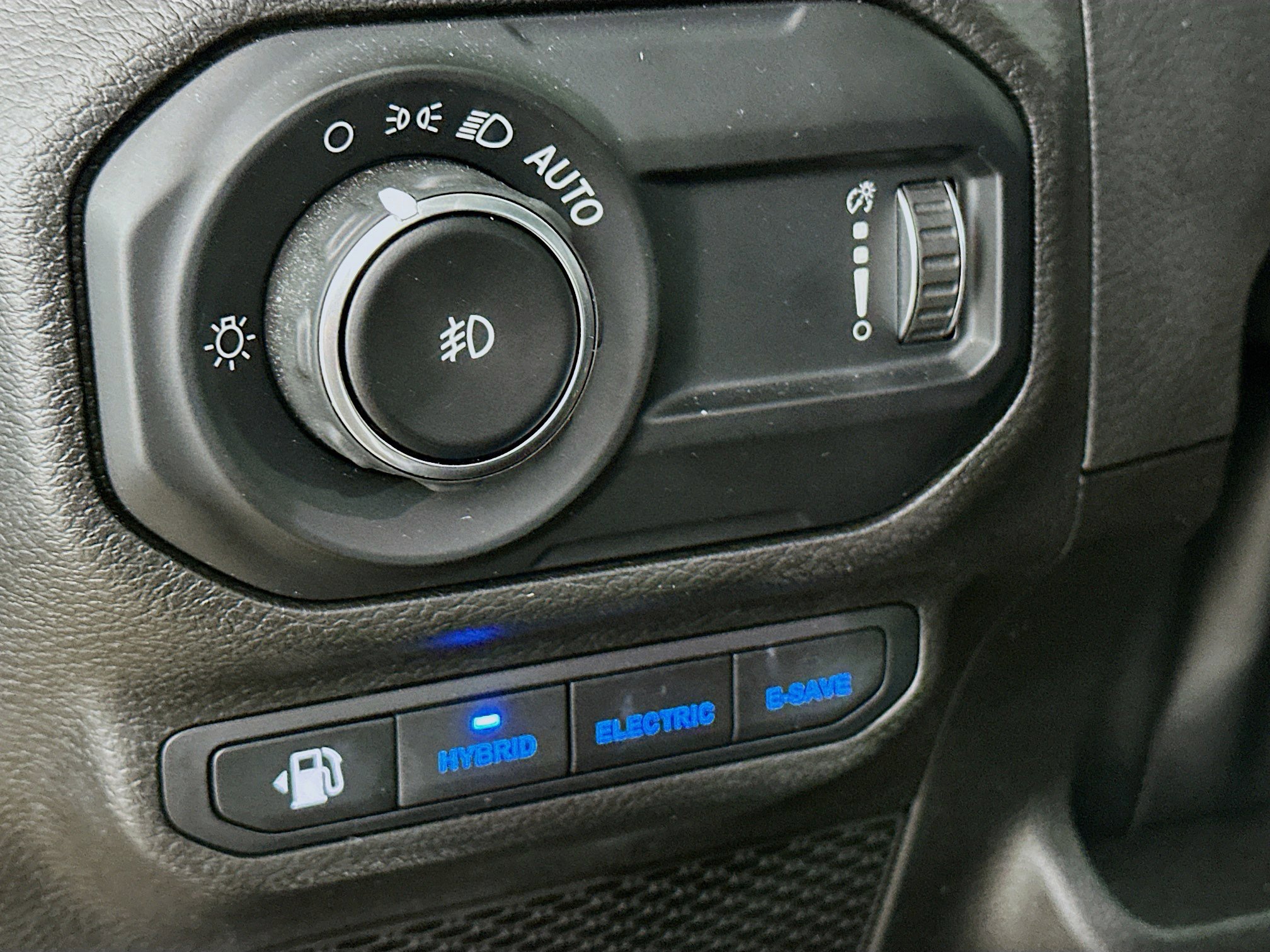 Used 2023 Jeep Wrangler Unlimited w/ Cold Weather Group image 17