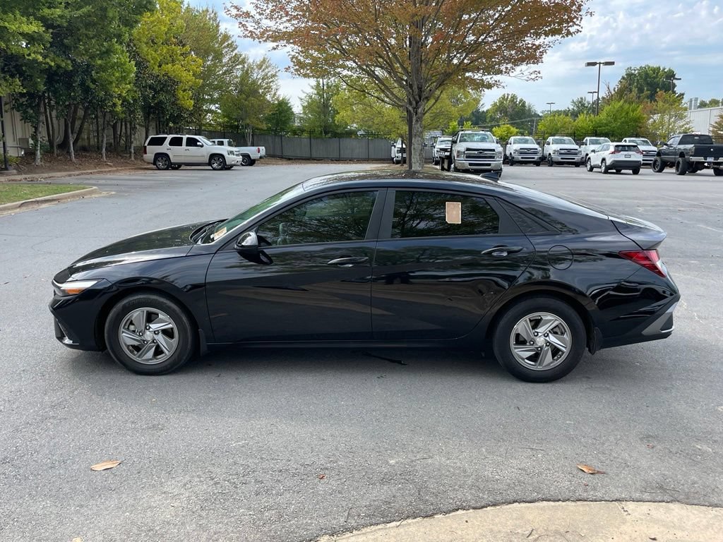 Used 2025 Hyundai Elantra SE FWD image 4