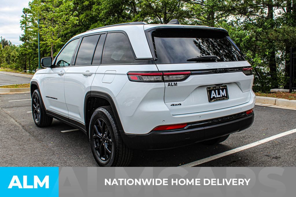 Used 2025 Jeep Grand Cherokee Altitude AWD/4WD image 4