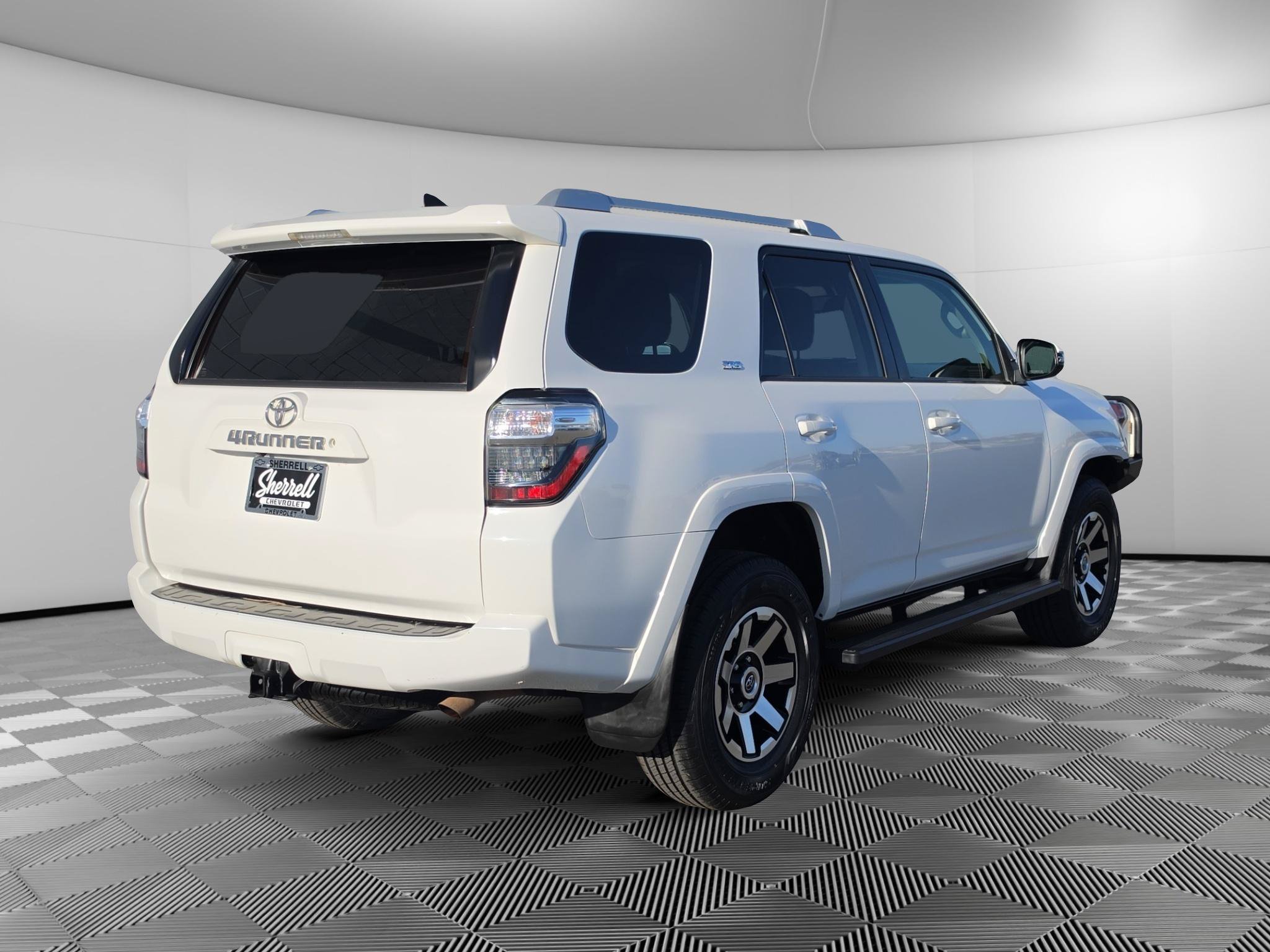 Used 2018 Toyota 4Runner SR5 Premium AWD/4WD image 3