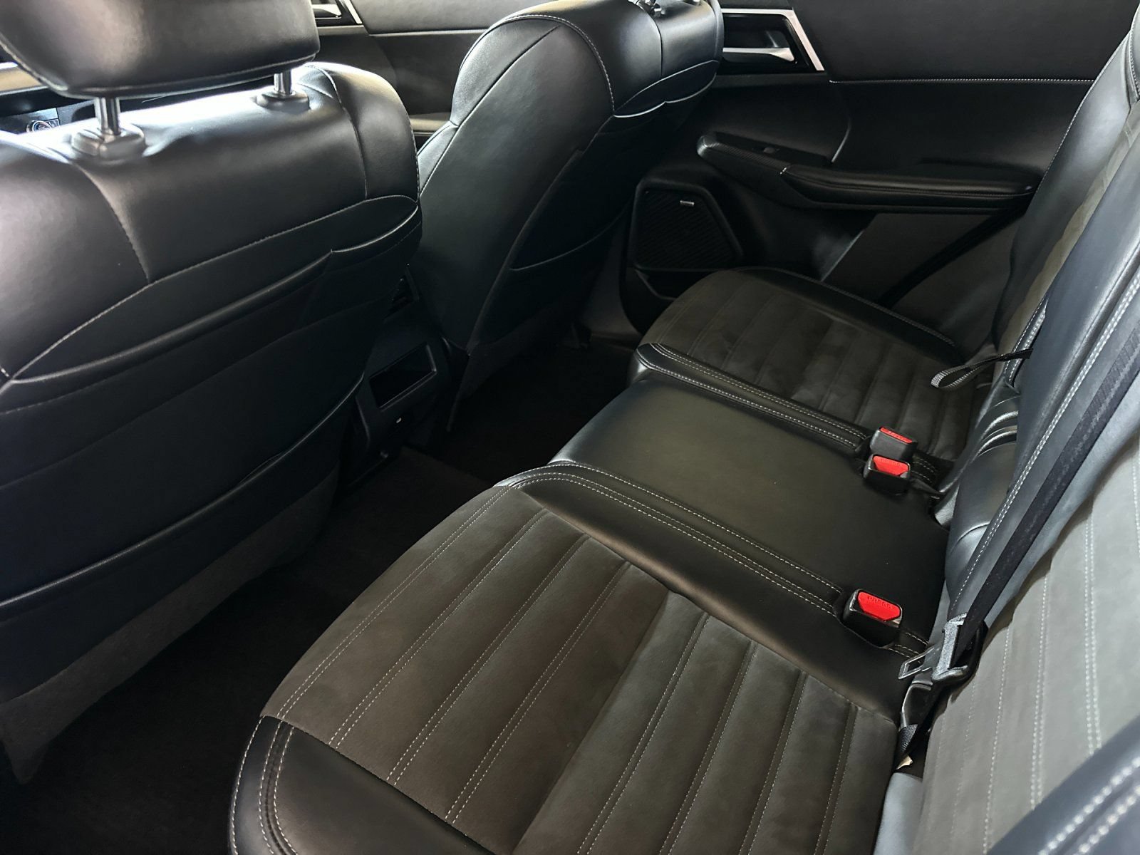 Used 2025 Mitsubishi Outlander SE FWD image 11