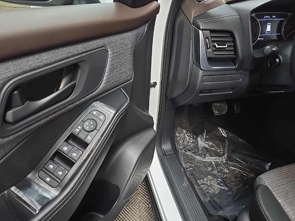 Used 2022 Nissan Rogue S image 27