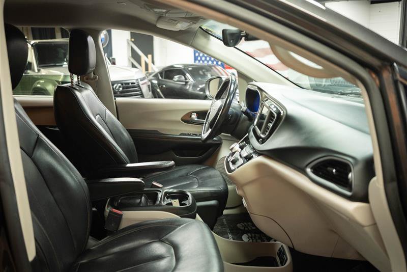 Used 2019 Chrysler Pacifica Touring-L FWD image 14