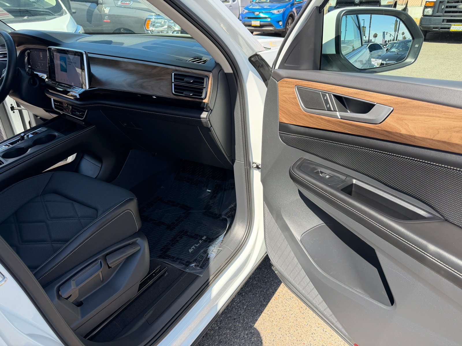 Used 2024 Volkswagen Atlas SE AWD/4WD image 18