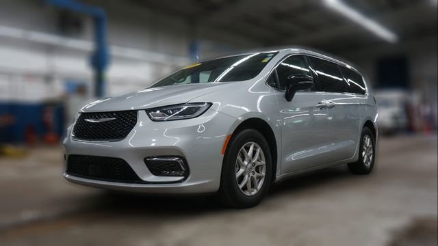 Used 2024 Chrysler Pacifica Touring-L image 3