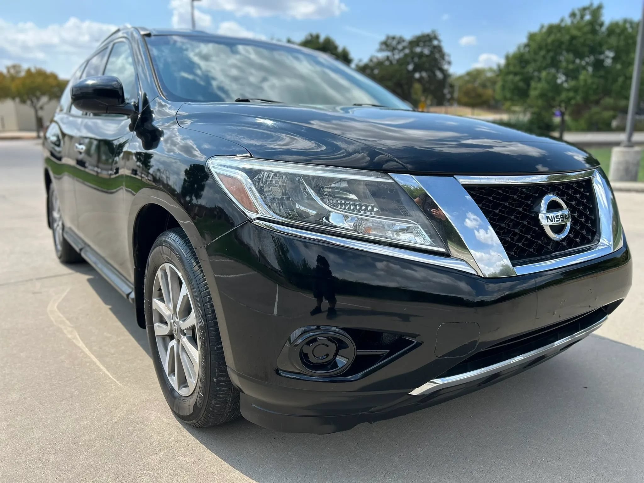 Used 2014 Nissan Pathfinder SV w/ Trailer Tow Package FWD image 4