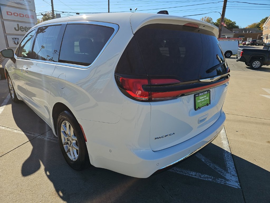 Certified 2024 Chrysler Pacifica Touring-L FWD image 11