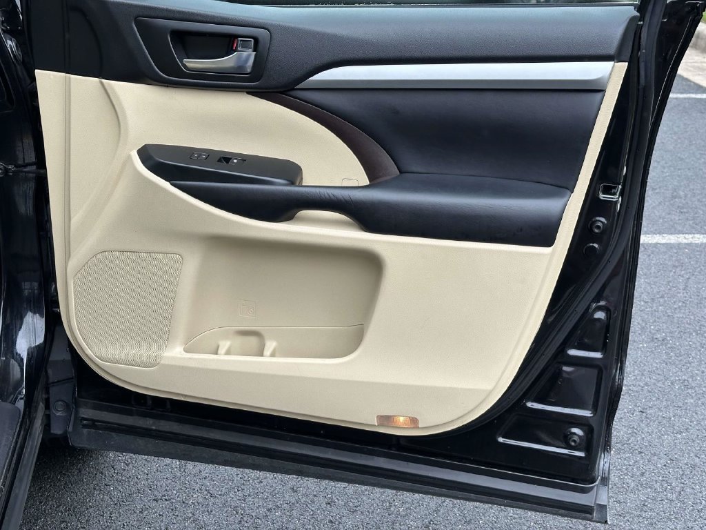 Used 2018 Toyota Highlander XLE w/ Protection Package #3 AWD/4WD image 27