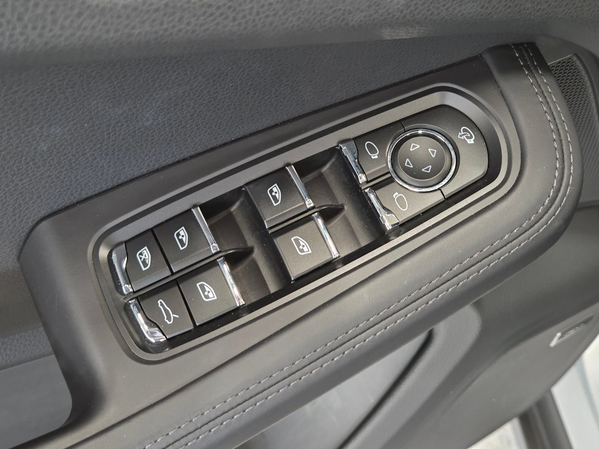 Certified 2024 Porsche Macan Turbo image 15