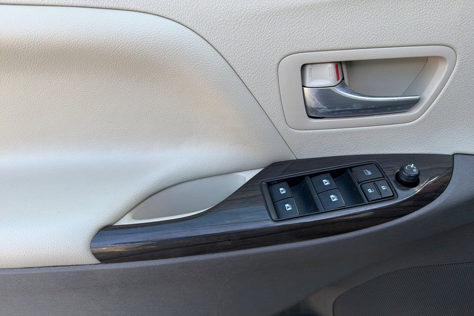 Used 2019 Toyota Sienna XLE w/ XLE Navigation Package AWD/4WD image 10