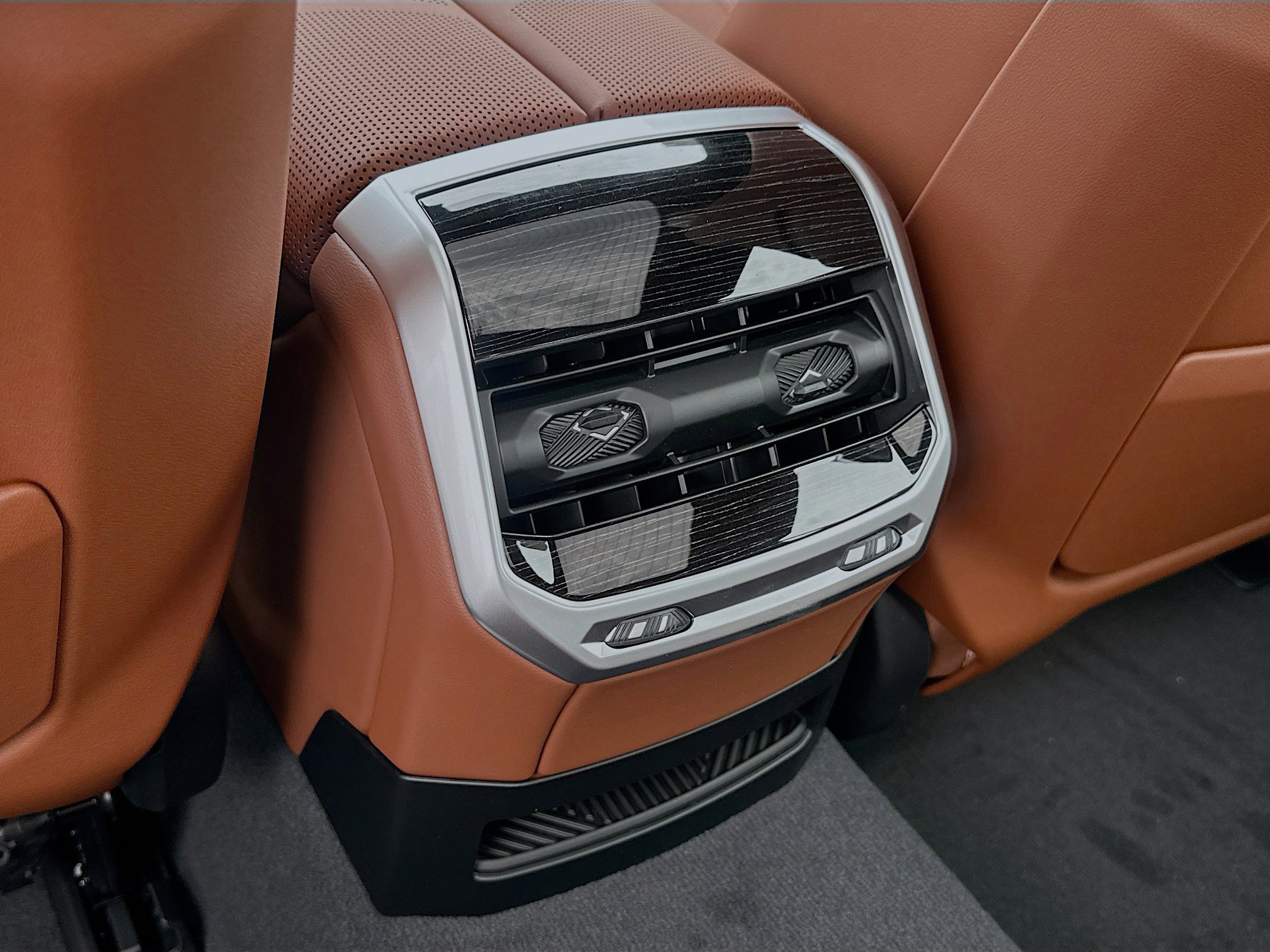 New 2026 BMW 750e xDrive image 19