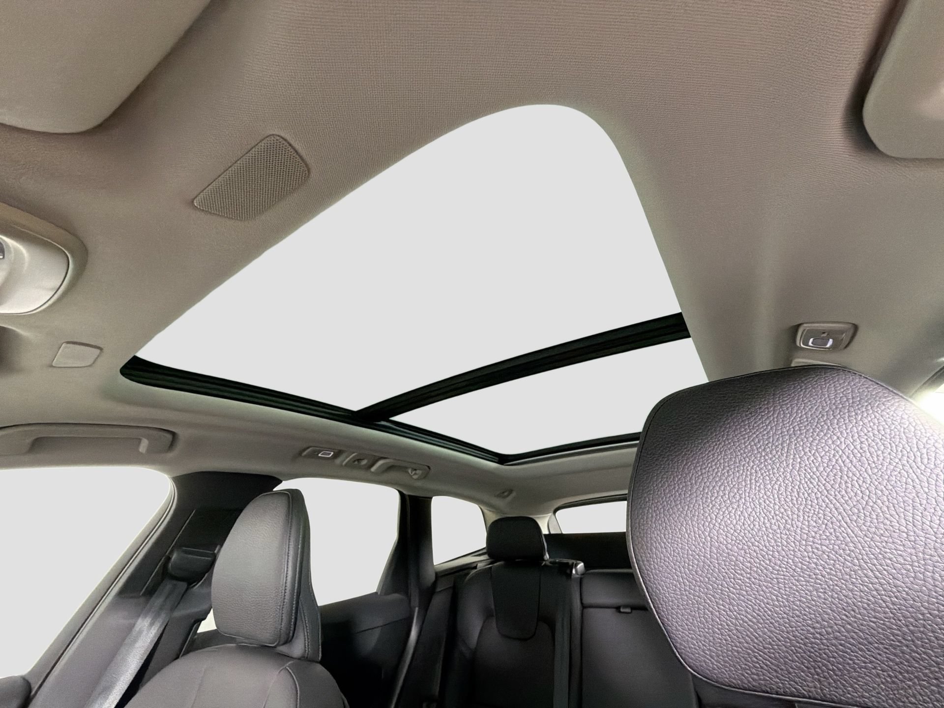 Certified 2023 Volvo XC60 B5 Plus w/ Protection Package Premier FWD image 22