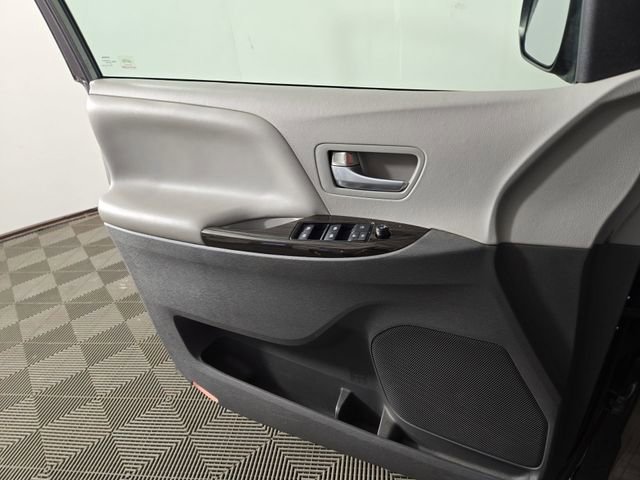 Used 2015 Toyota Sienna XLE w/ Four Season Floor Mat Package image 30