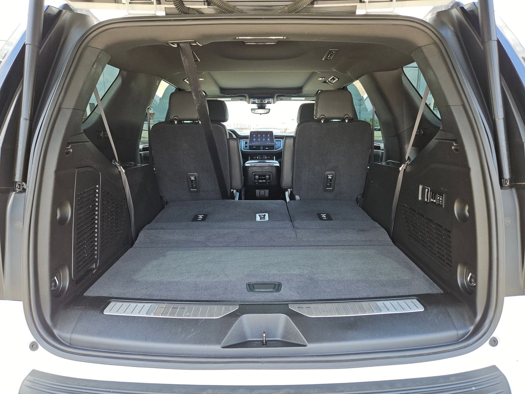 Used 2021 Chevrolet Tahoe Premier w/ Premium Package RWD image 24