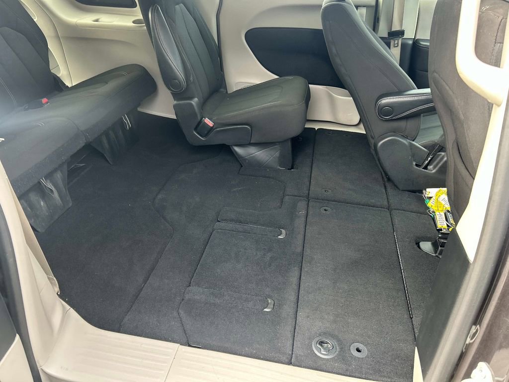 Used 2023 Chrysler Voyager LX image 19