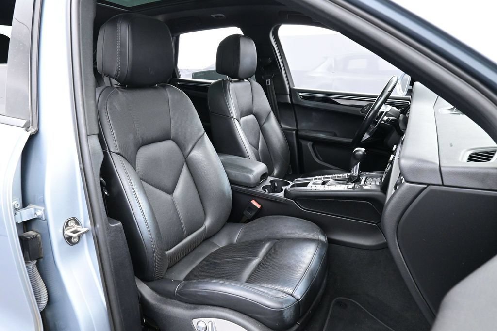 Certified 2020 Porsche Macan AWD/4WD image 29