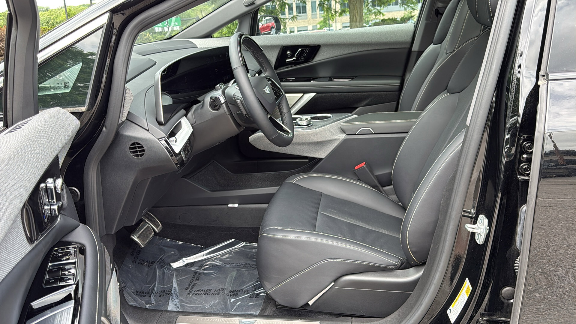 Used 2025 Cadillac Optiq Luxury 2 w/ LPO, Floor Liner Package AWD/4WD image 8