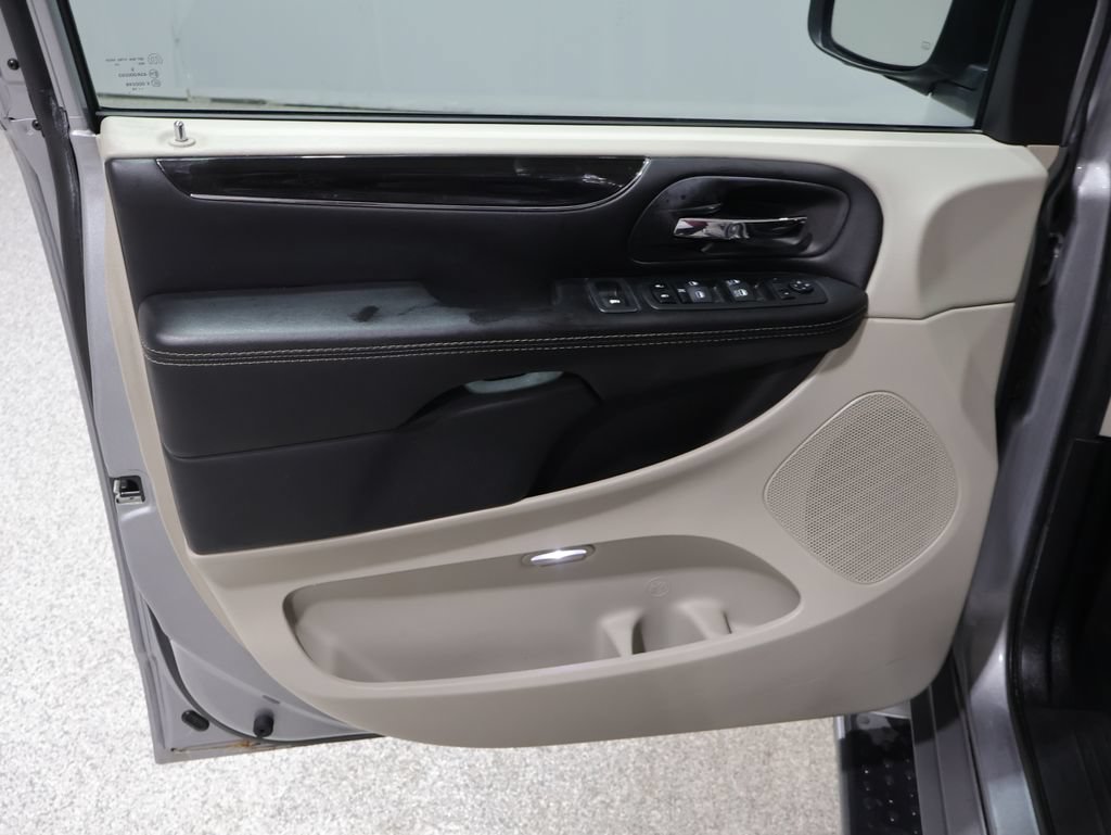 Used 2019 Dodge Grand Caravan SXT FWD image 12
