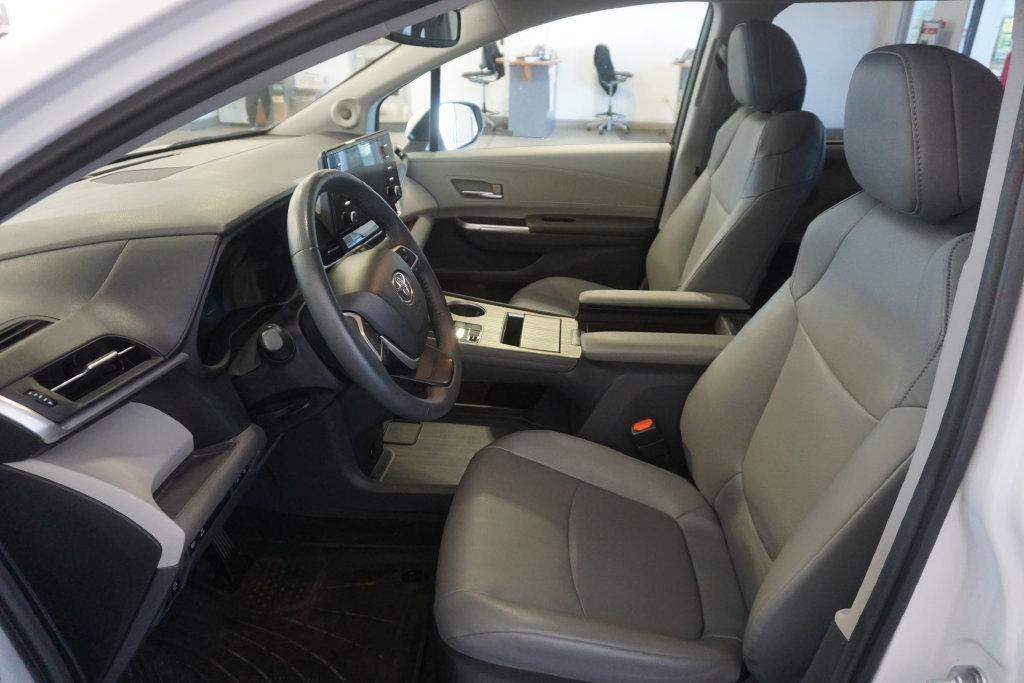 Used 2024 Toyota Sienna XLE FWD image 21
