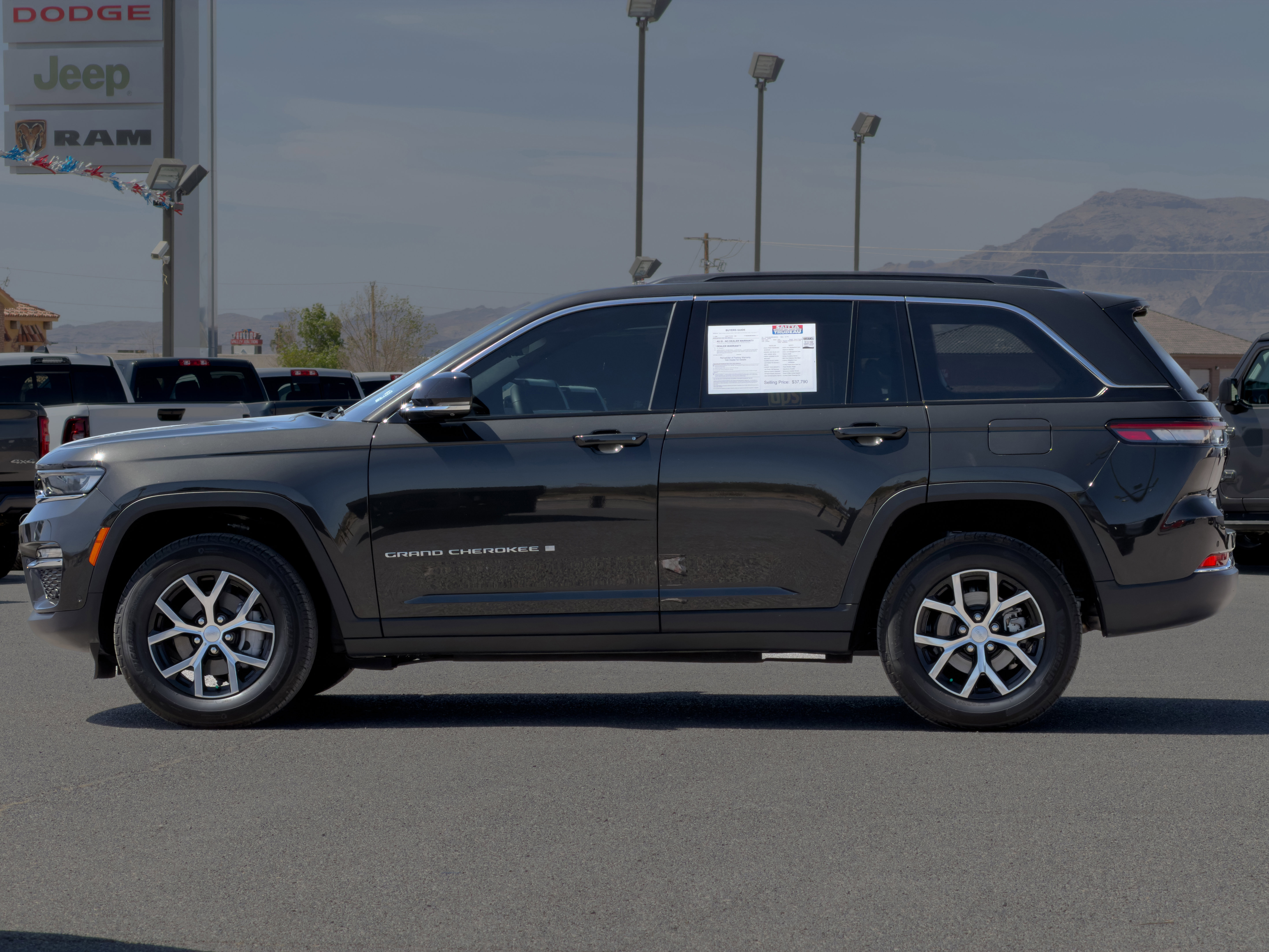 Used 2024 Jeep Grand Cherokee Limited w/ Luxury Tech Group II RWD image 2