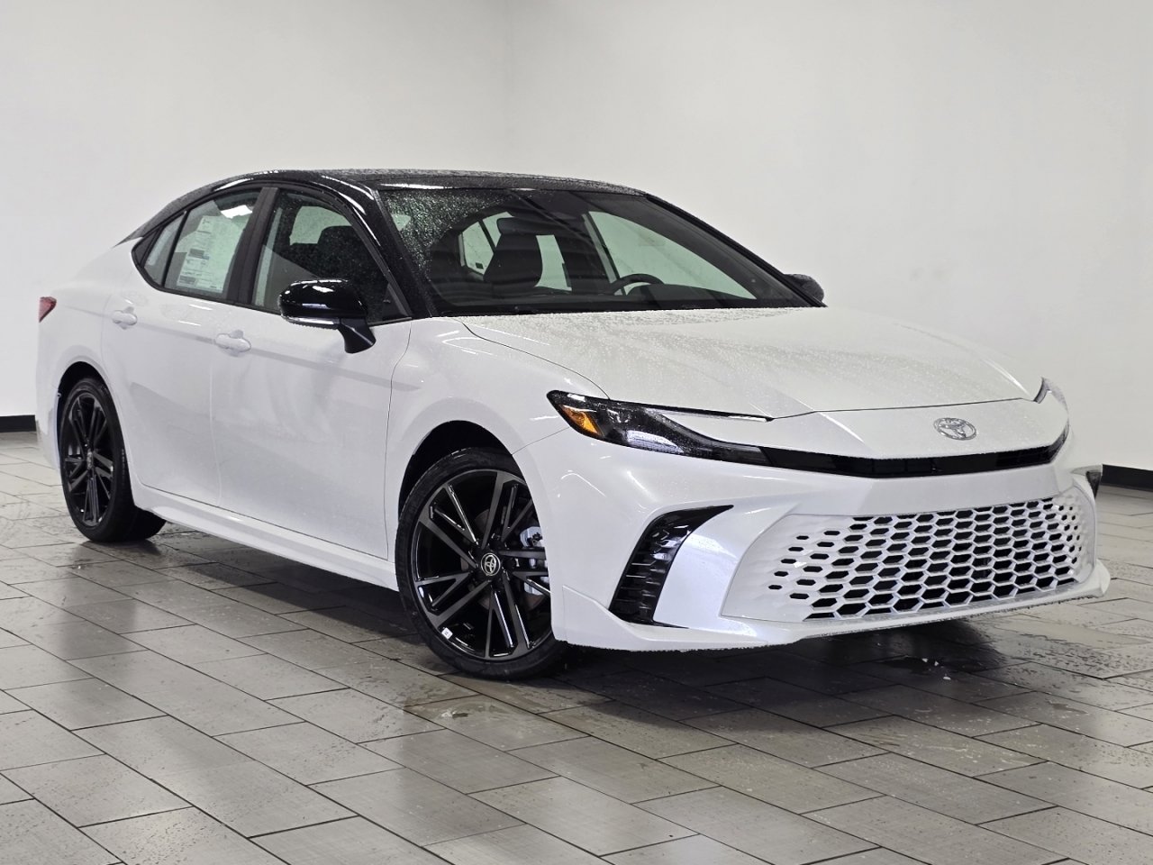 New 2026 Toyota Camry Hybrid FWD image 2
