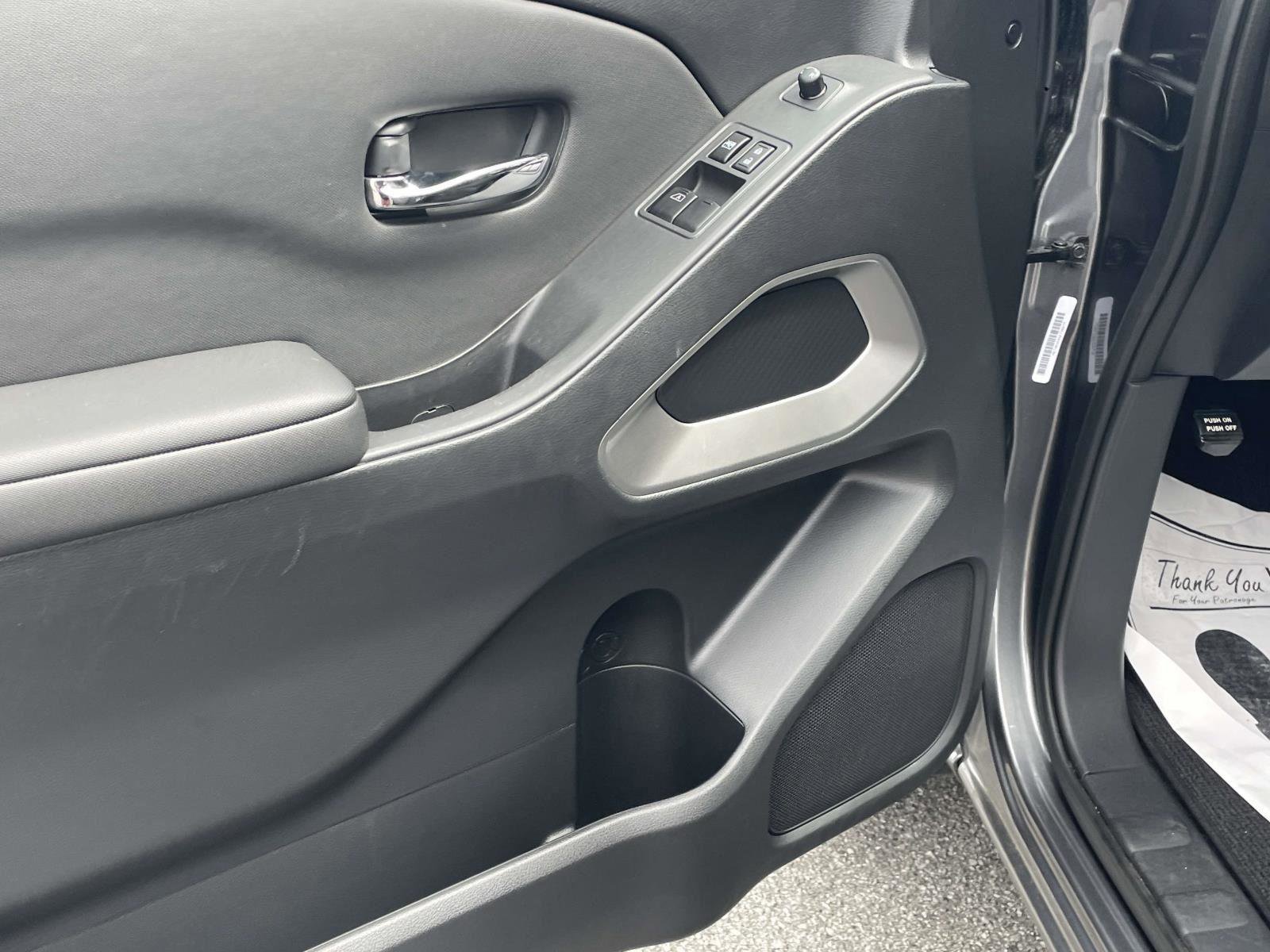 Used 2024 Nissan Frontier SV w/ SV Convenience Package image 11