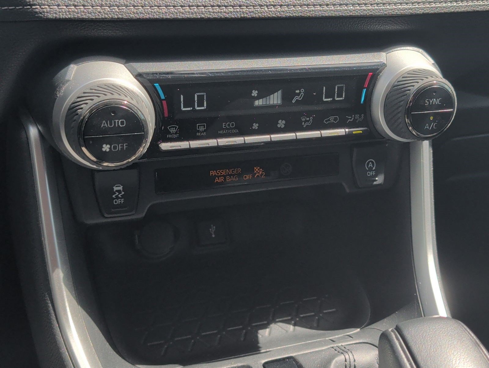 Used 2021 Toyota RAV4 XLE w/ Convenience Package FWD image 20