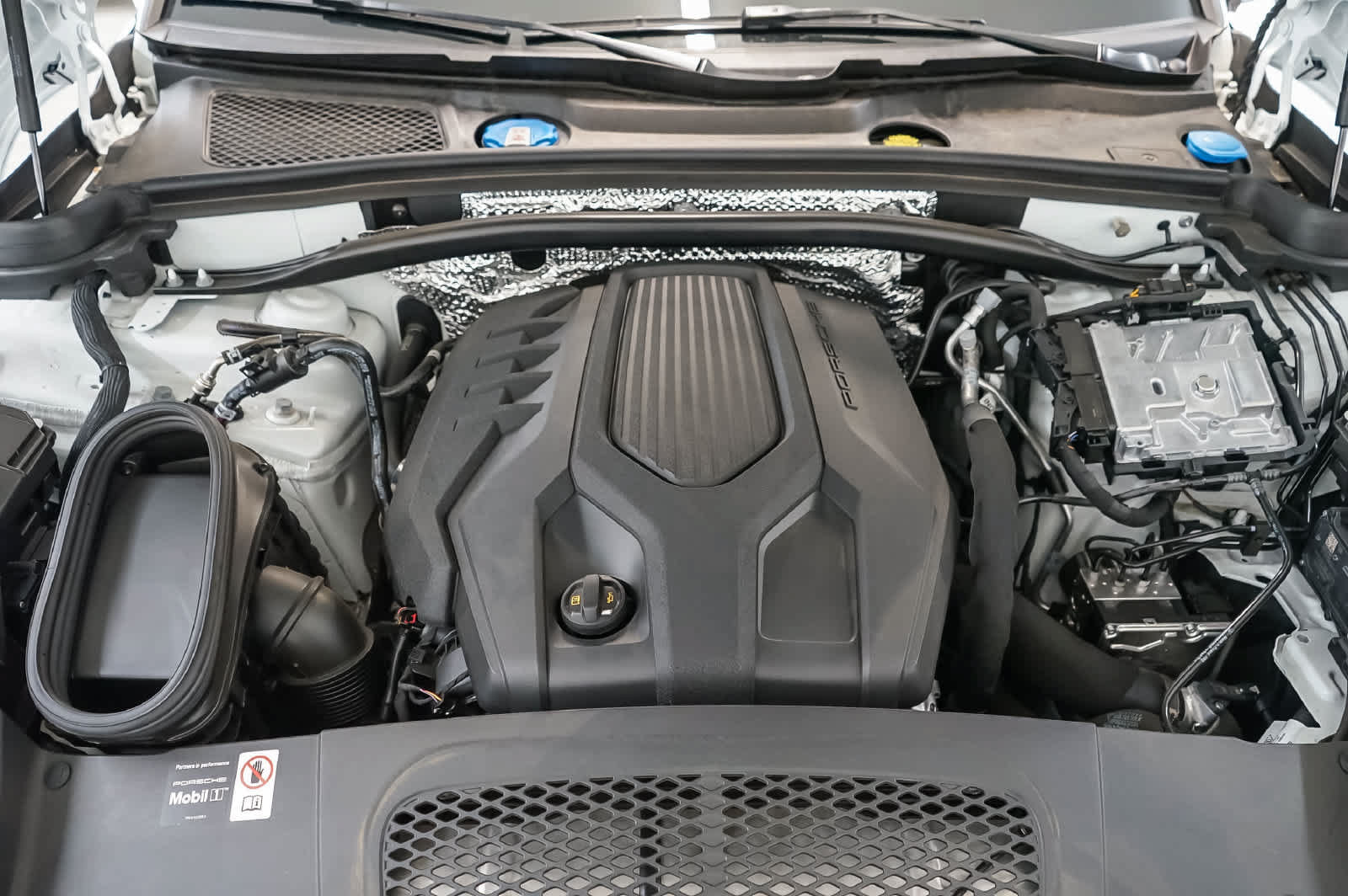 Certified 2026 Porsche Macan AWD/4WD image 33