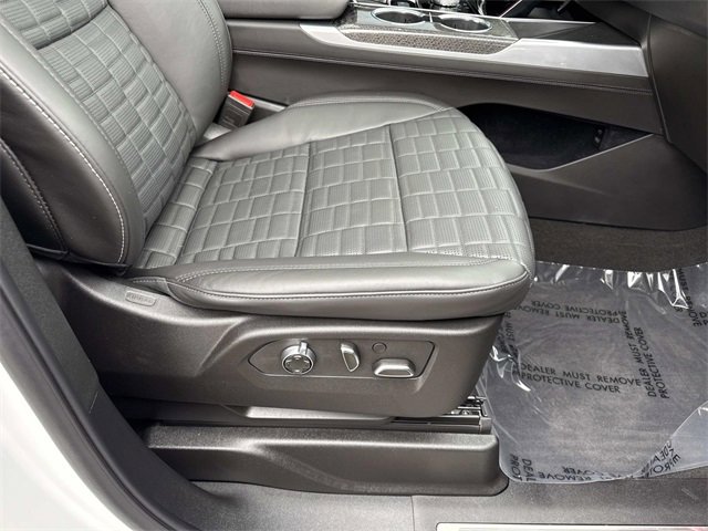 Certified 2025 Cadillac Escalade ESV V image 16