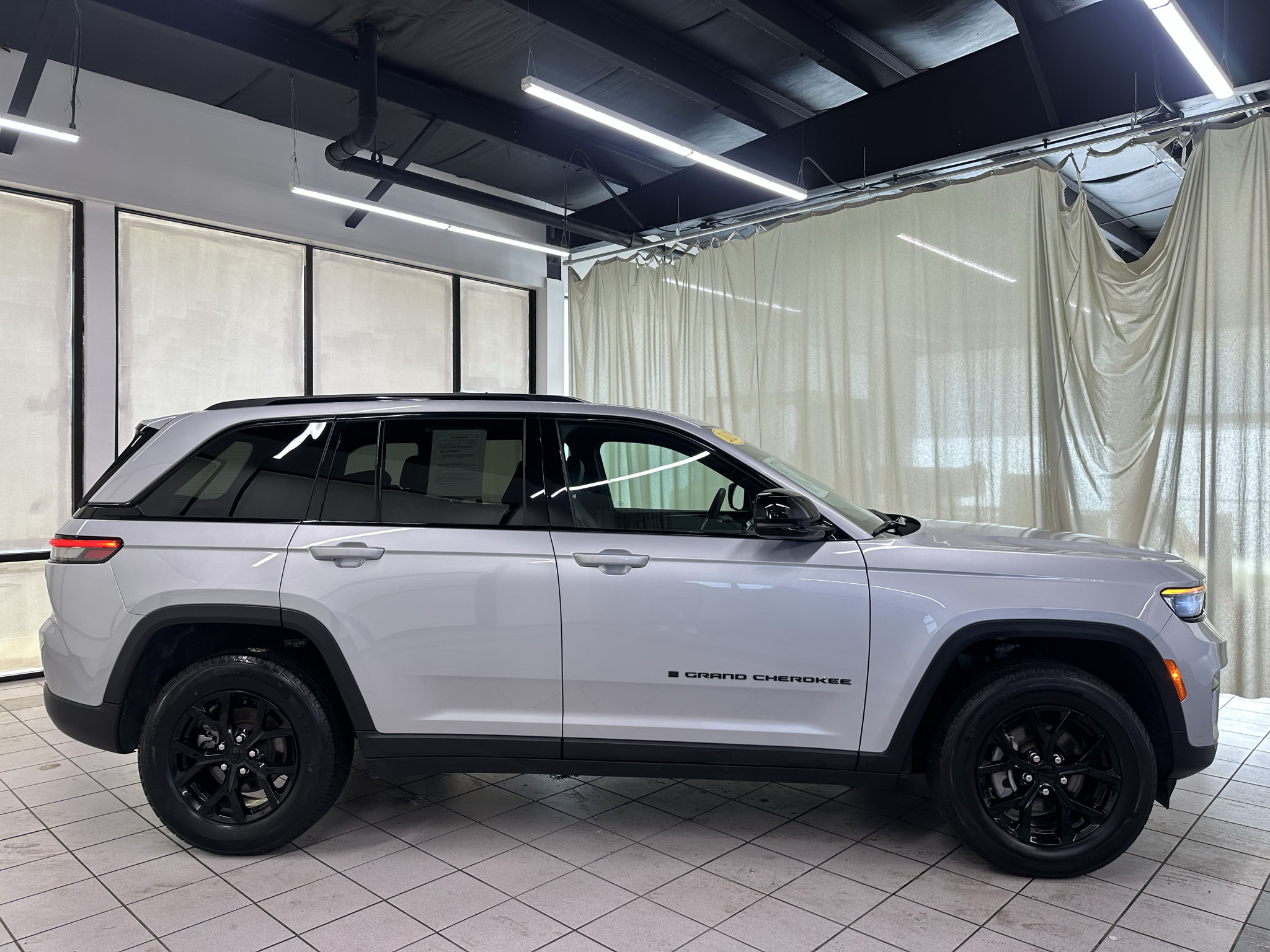 Used 2025 Jeep Grand Cherokee Altitude AWD/4WD image 3