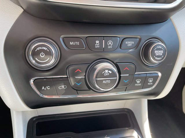 Used 2019 Jeep Cherokee Limited w/ Luxury Group AWD/4WD image 35